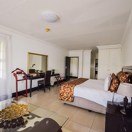 The Lakes Hotel & Conference Centre Benoni Esterno foto