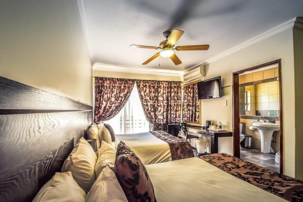 The Lakes Hotel & Conference Centre Benoni Esterno foto