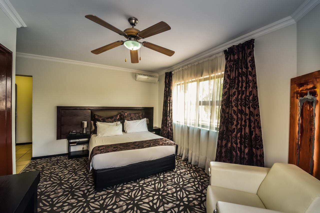 The Lakes Hotel & Conference Centre Benoni Esterno foto