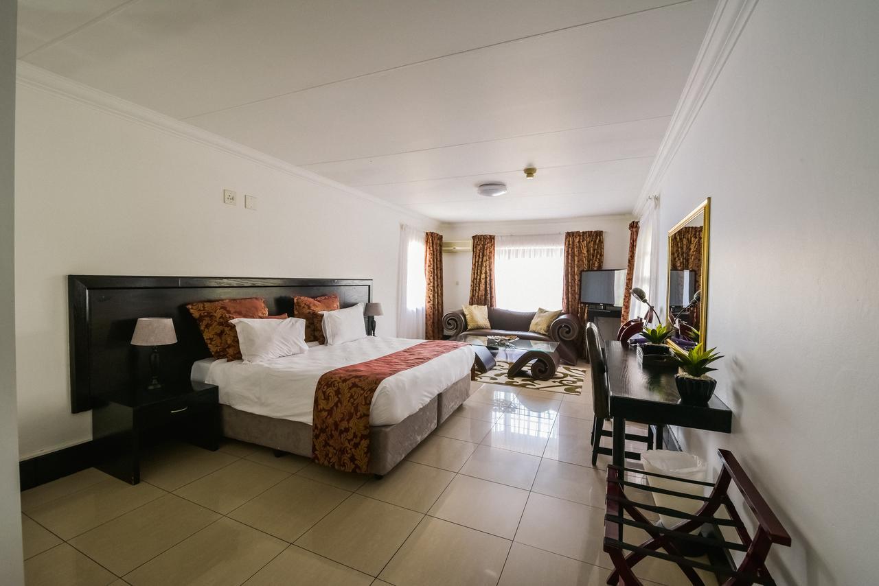 The Lakes Hotel & Conference Centre Benoni Esterno foto