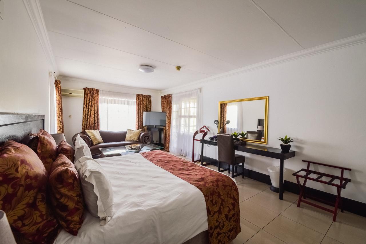 The Lakes Hotel & Conference Centre Benoni Esterno foto