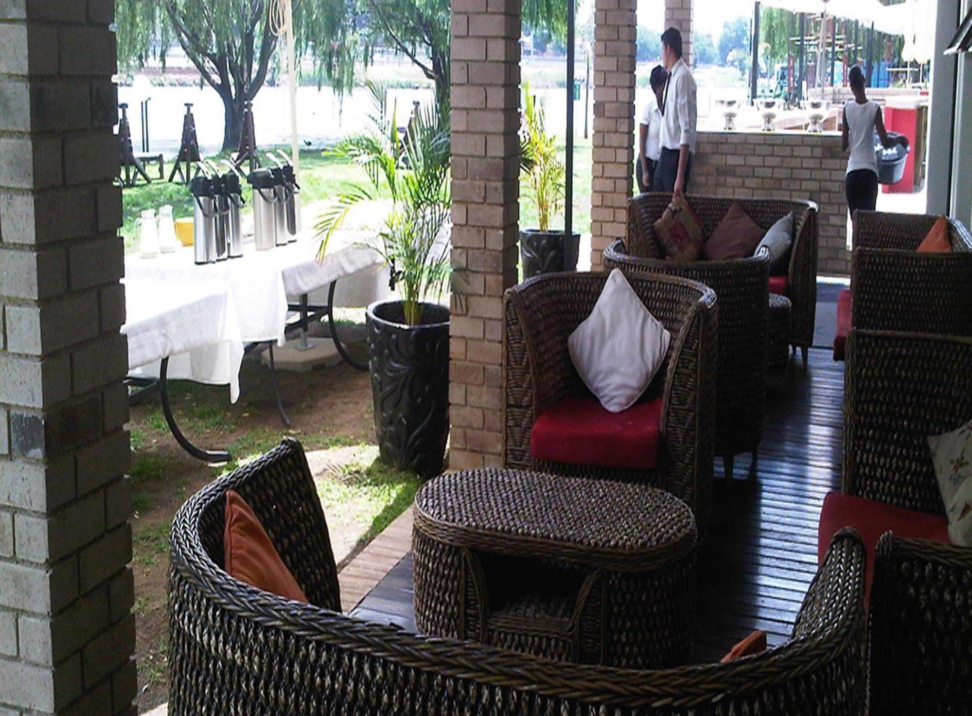 The Lakes Hotel & Conference Centre Benoni Esterno foto