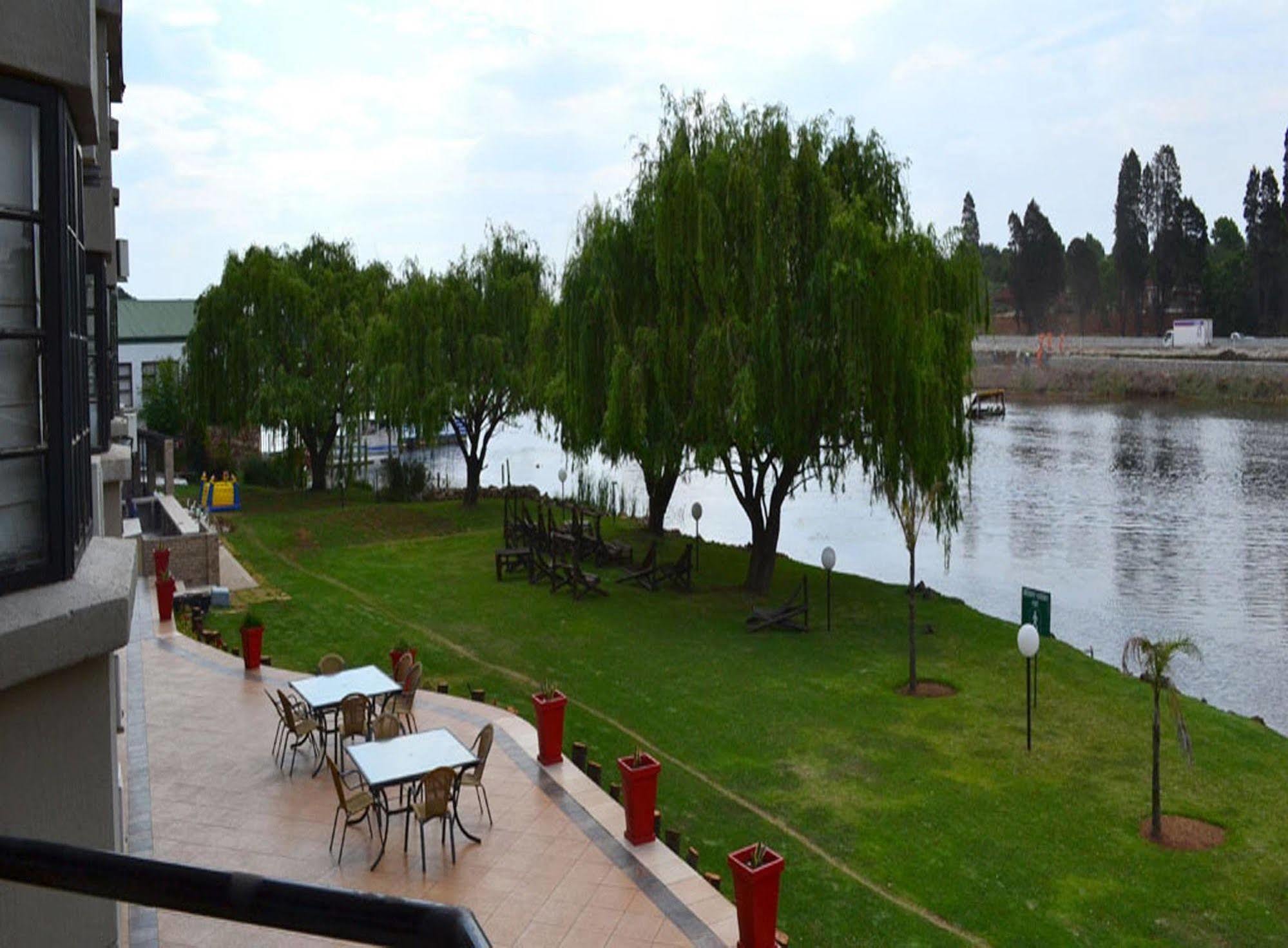 The Lakes Hotel & Conference Centre Benoni Esterno foto