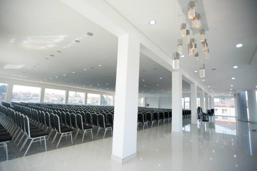 The Lakes Hotel & Conference Centre Benoni Esterno foto